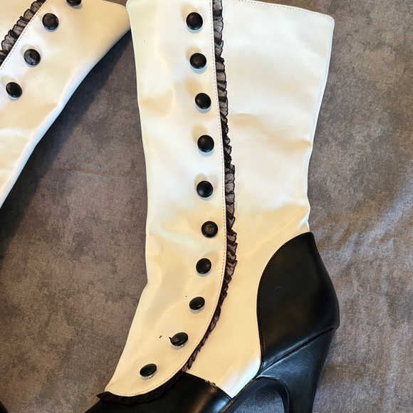 Chic Two-Tone Heeled Boots - Picture 4 of 7
